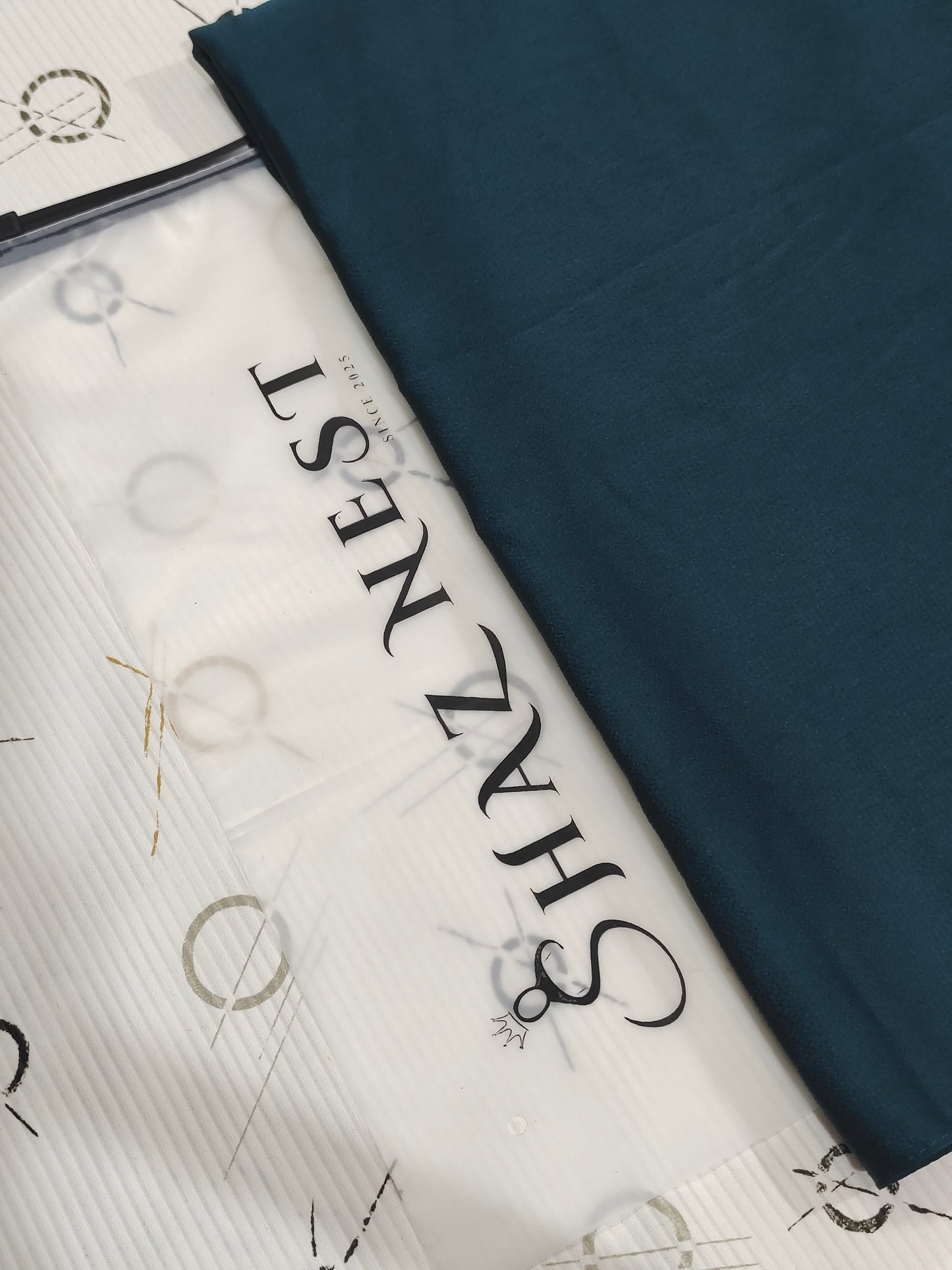 🛍️ Bubble Satin Hijab – Emerald Teal | Soft Gloss Elegant Drape (Regular Size)