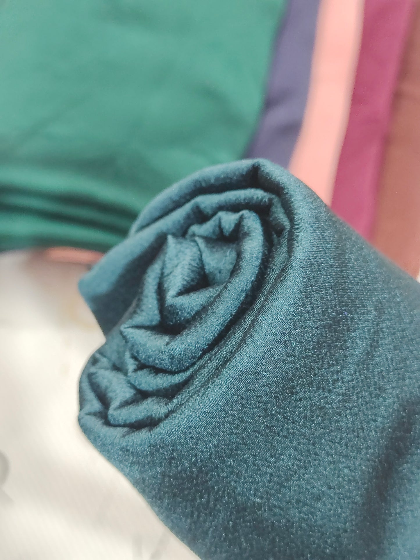 🛍️ Bubble Satin Hijab – Emerald Teal | Soft Gloss Elegant Drape (Regular Size)