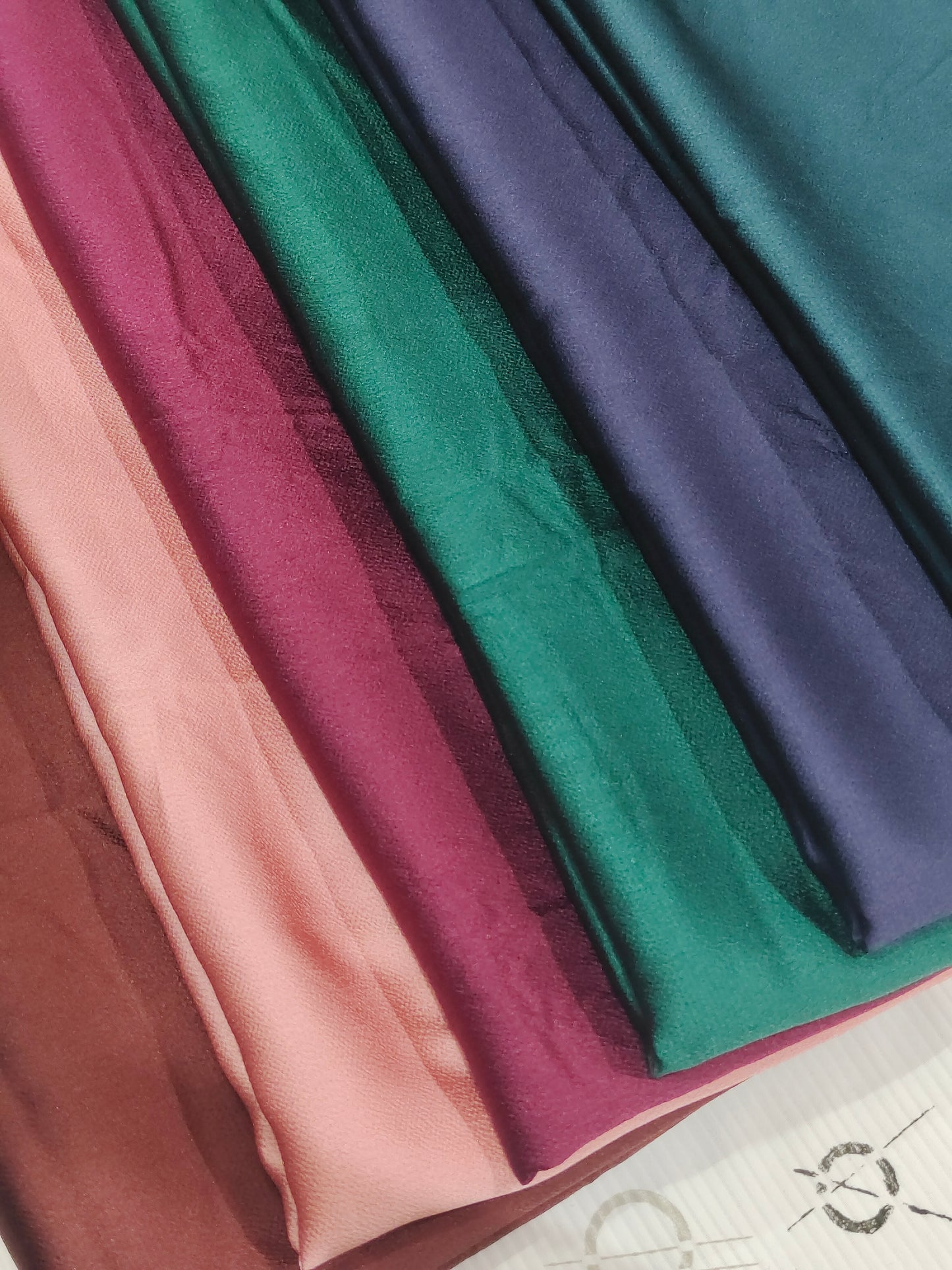 🛍️ Bubble Satin Hijab – Mulberry Wine | Soft Gloss Elegant Drape (Regular Size)