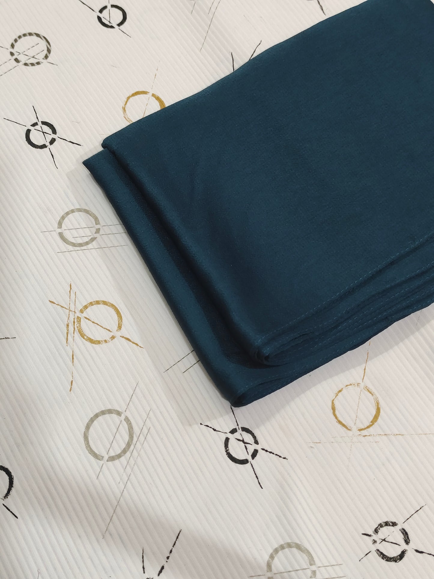 🛍️ Bubble Satin Hijab – Emerald Teal | Soft Gloss Elegant Drape (Regular Size)