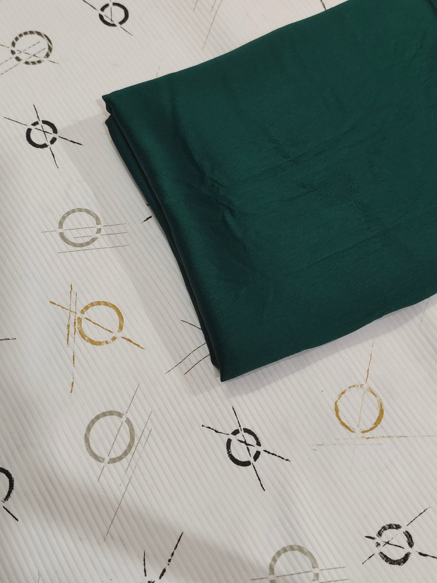 🛍️ Bubble Satin Hijab – Deep Forest Green | Soft Gloss Elegant Drape (Regular Size)